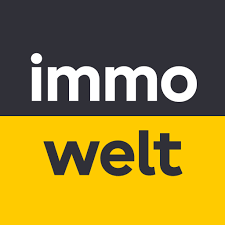 "Das Logo der immo welt auf einem gelben und schwarzen Hintergrund, symbolisierend die Zusammenarbeit von MMWohnbau bei der energetischen Haussanierung und dem Bau moderner Einfamilienhäuser mit Doppelgarage, die sich durch nachhaltigen und umweltfreundlichen Hausbau auszeichnen."