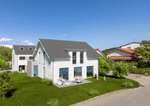 Modernes Einfamilienhaus mit massivem Bausubstanz und umgeben von grünem Garten, dargestellt in einem realistischen 3D-Rendering.
